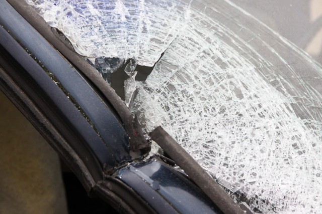 В Светлом пьяный мужчина разбил стекло соседского автомобиля бутылкой