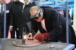 «В маске сварщика»: Цуканов провёл мастер-класс для студентов техникума  (фото)