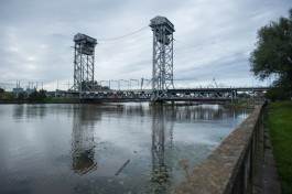 На двухъярусном мосту в Калининграде перекрыли движение транспорта из-за разлива мазута