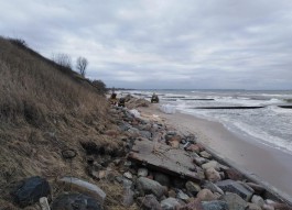 В Зеленоградске начали укреплять береговой склон биг-бэгами
