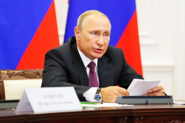 Путин потребовал снизить стоимость авиабилетов на калининградском направлении