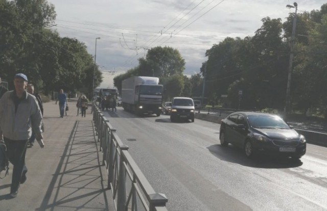 На Московском проспекте столкнулись фура и автобус: движение затруднено 