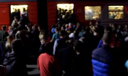Очевидцы: После шоу фейерверков в Зеленоградске люди дрались за места в электричке (видео)