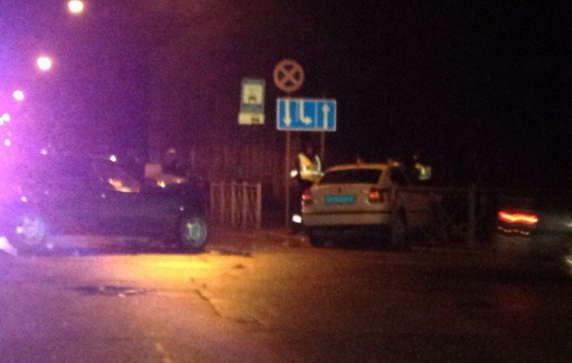 В Калининграде автомобиль ГИБДД столкнулся с «Мерседесом» и вылетел на тротуар