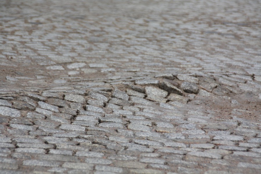 «Поплывшую» брусчатку на улице Тельмана переложат на бетонное основание