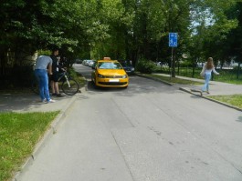 На ул. Горького в Калининграде автомобиль такси сбил велосипедиста на тротуаре