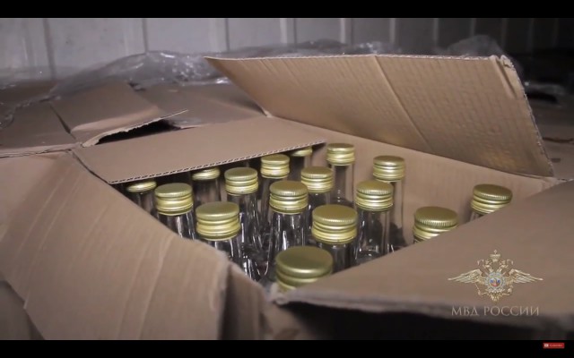 В Калининграде полицейские обнаружили склад с контрафактным алкоголем и сигаретами (видео)