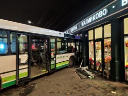 В центре Калининграда пассажирский автобус въехал в цветочный павильон (фото)