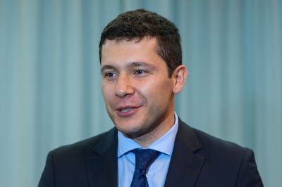 Алиханов поспорил с чиновником из полпредства президента, что осмотрит все дворы в регионе