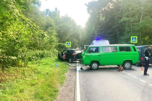 На трассе Калининград — Балтийск столкнулись «Форд» и «Фольксваген»: пострадали два человека