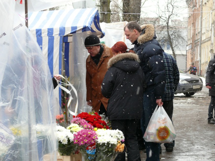 За два дня полиция выявила 30 точек незаконной торговли цветами в Калининграде