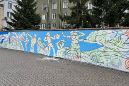 На заборе у Северного вокзала начали рисовать новое граффити, посвящённое 80-летию региона (фото)