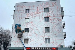 На фасаде дома в Светлом создают мурал в стилистике советской художественной школы