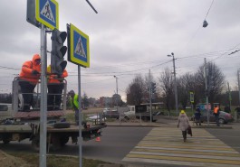 На пешеходном переходе через Московский проспект у Деревянного моста устанавливают светофор