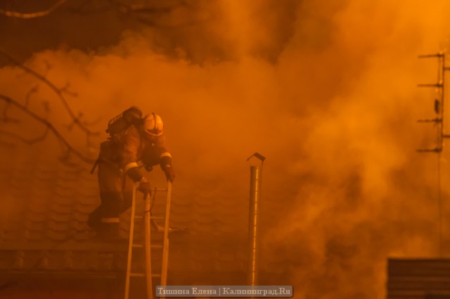 В Янтарном 40 пожарных тушили жилой дом: пострадали два человека