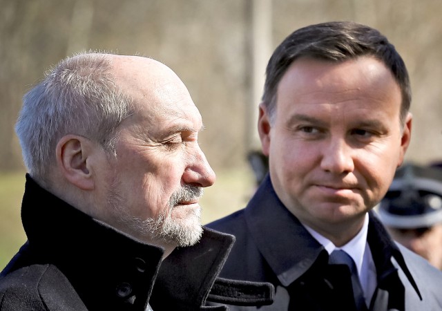 СМИ: Президент Польши потребовал отставки министра обороны Мачеревича