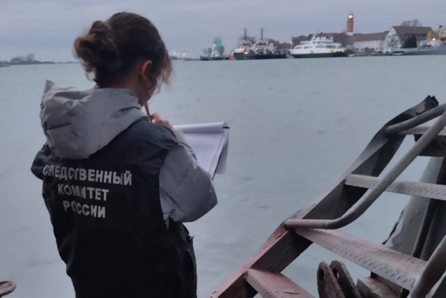 Паром «Нида» с пассажирами на борту столкнулся с плавучим доком в Балтийске