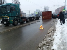 На Ленинском проспекте в Калининграде упавший с грузовика контейнер заблокировал съезд (видео) (видео)