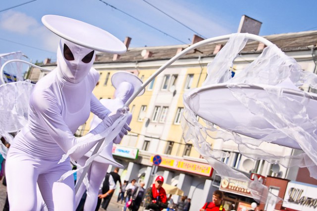 «Слегка организованный карнавал»: в шествии на День города примут участие 23 уличных театра