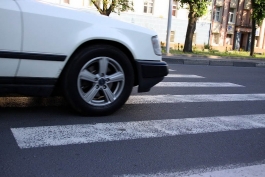 В Калининграде водитель «БМВ» на пешеходном переходе сбил мать с ребёнком