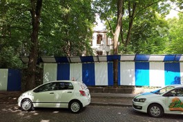 «Виллы за забором»: в Калининграде огородили два полуразрушенных особняка XX века на Тельмана