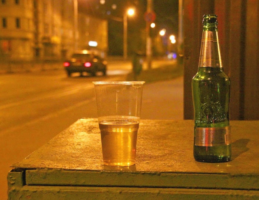 Фото пиво в руке на улице