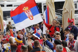 Сербские и швейцарские болельщики заполонили центр Калининграда (фото, видео)