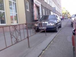 Автохамы атакуют пешеходов Калининграда на тротуарах