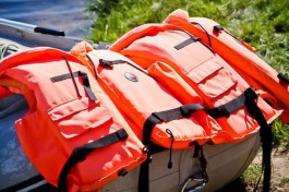 На озере Шенфлиз четверо детей начали тонуть из-за повреждённого надувного матраса