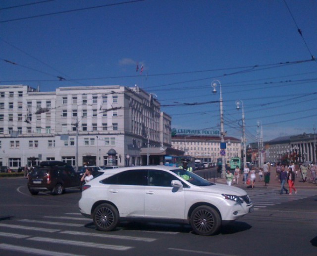 В центре Калининграда «Лексус» врезался в «Ниссан»: движение затруднено (фото)