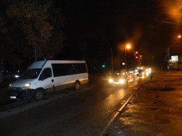 На улице Азовской в Калининграде микроавтобус сбил женщину