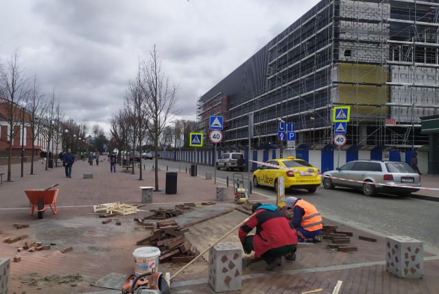 В Калининграде ремонтируют плитку и клумбы на пешеходной зоне улицы Баранова