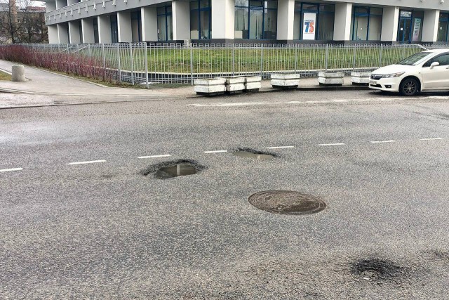 «Дорожный сход»: как латают ямы на улицах Калининграда в разгар зимы