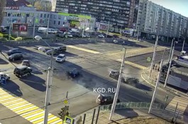 Авария на перекрёстке улиц Фрунзе и 9 Апреля попала в объектив камеры Калининград.Ru (видео)