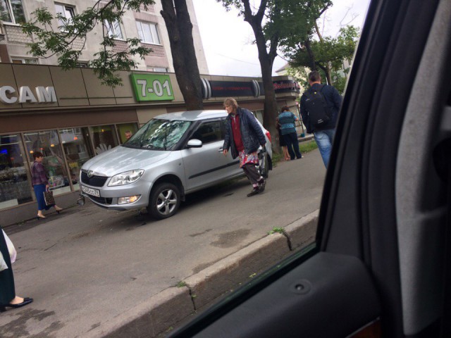 Очевидцы: В Калининграде «Шкода» вылетела на тротуар и сбила пешехода