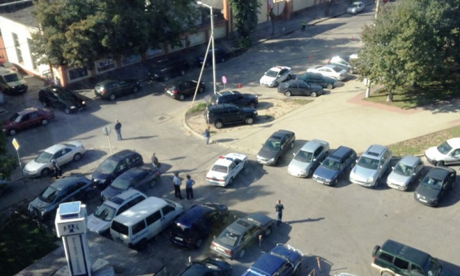 ГИБДД ограничила парковку в районе площади Василевского из-за акции протеста (фото)