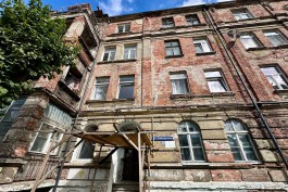 СК потребовал от подрядчика старинного дома в Черняховске возместить ущерб жильцам и устранить дефекты