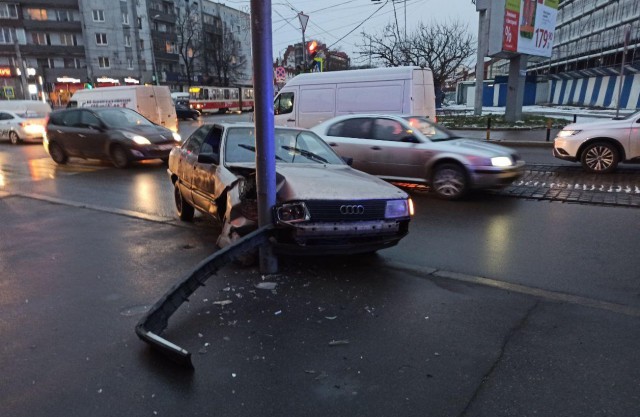 На улице Пролетарской в Калининграде «Ауди» врезалась в столб