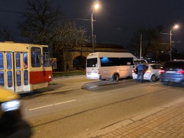 На улице Черняховского встали трамваи из-за столкновения маршрутки и легкового автомобиля «Киа»