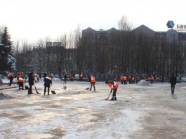 Площадь Василевского в Калининграде убирают перед праздником 27 дворников (фото)