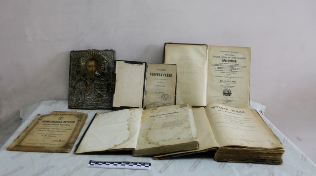 Таможня нашла старинные книги у пассажирки поезда Москва — Калининград (фото)