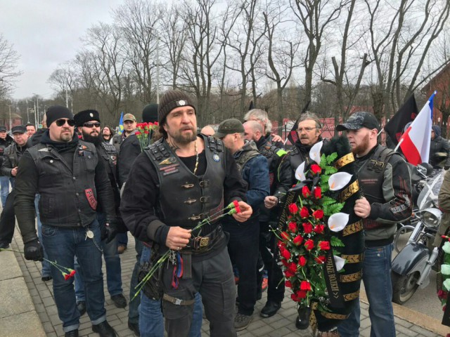 Байкер Хирург возложил цветы к мемориалу 1200 гвардейцам в Калининграде (видео)