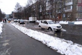 Из-за утечки на трубопроводе в Калининграде затопило часть улицы Портовой