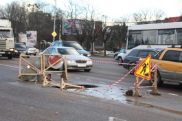 Из-за дыры в асфальте на улице Черняховского в Калининграде образовалась пробка (фото)