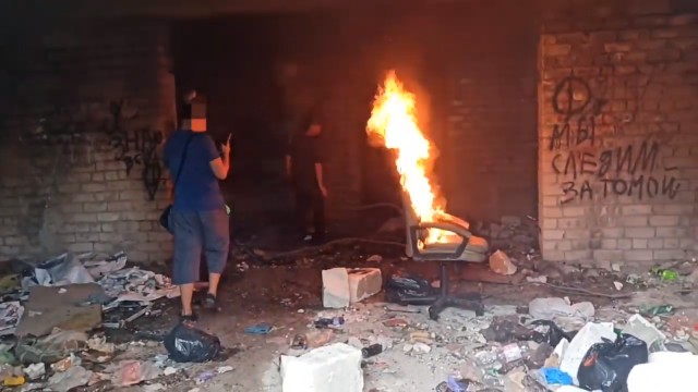 Подростки устроили пожар в заброшенном недострое на Еловой аллее в Калининграде (видео)