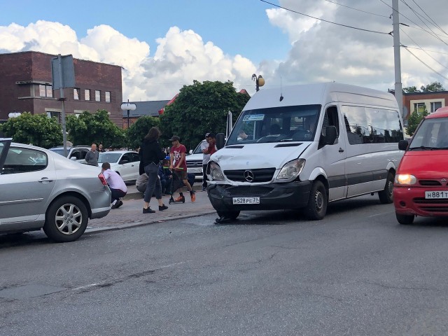 Напротив «Эпицентра» в Калининграде маршрутка врезалась в легковушку: пострадали несколько человек