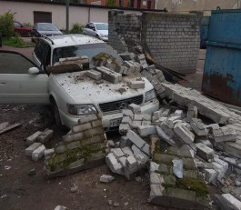 На улице Стекольной в Калининграде на машину упала стенка, ограждающая мусорные контейнеры