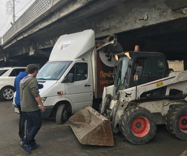 Под эстакадным мостом в Калининграде застрял грузовик