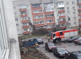 На улице Артиллерийской в Калининграде загорелся микроавтобус рядом с жилым домом (видео)