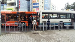 На Ленинском проспекте в Калининграде столкнулись два автобуса: образовалась пробка